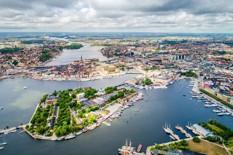 Stockholm med byggnader och vatten